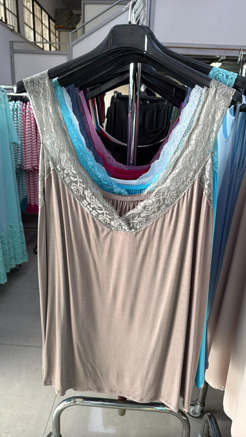 Italia nr 10 - bluzka /koszulka jednokolorowa z koronkowymi ramiączkami - 15173 - fango