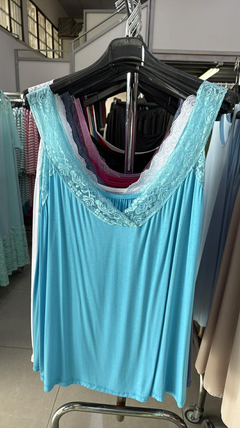 Italia nr 10 - bluzka /koszulka jednokolorowa z koronkowymi ramiączkami - 15173 - niebieski