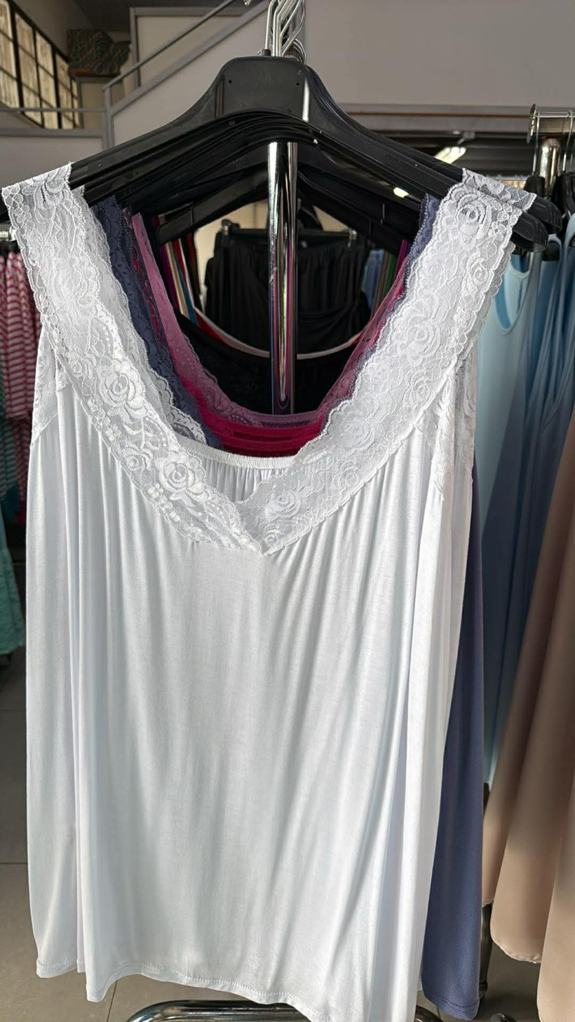 Italia nr 10 - bluzka /koszulka  jednokolorowa z koronkowymi ramiączkami - 15173 - biały