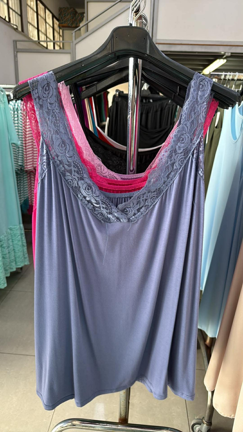 Italia nr 10 - bluzka /koszulka jednokolorowa z koronkowymi ramiączkami - 15173 - jeansowy