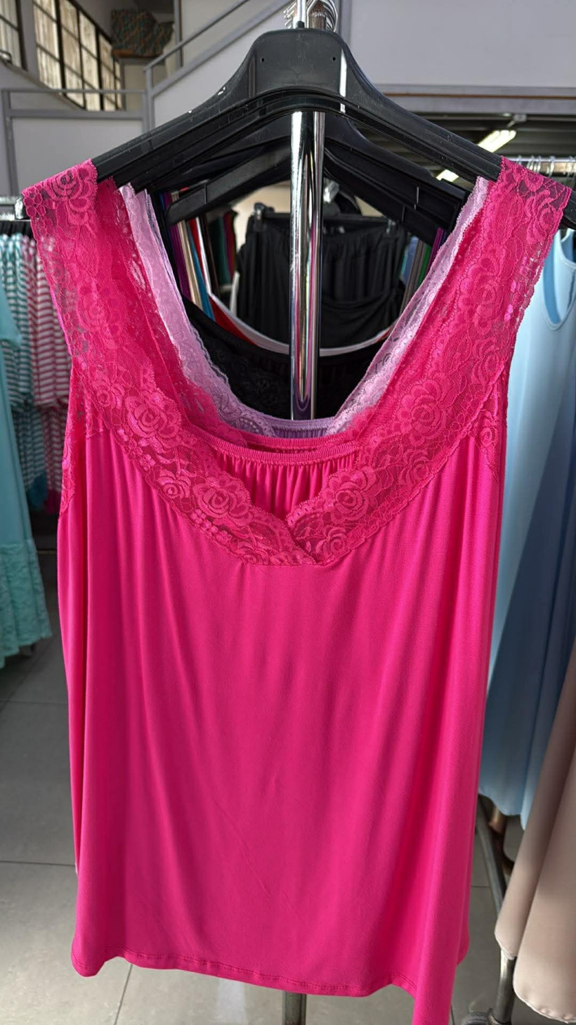 Italia nr 10 - bluzka /koszulka  jednokolorowa z koronkowymi ramiączkami - 15173 - różowy