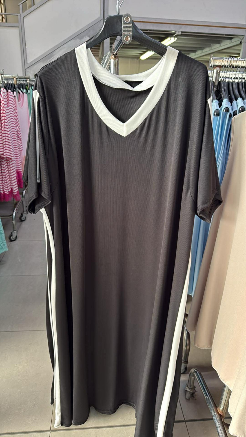 Italia nr 10 - Sukienka jednokolorowa z lampasem - 6459 - czarna