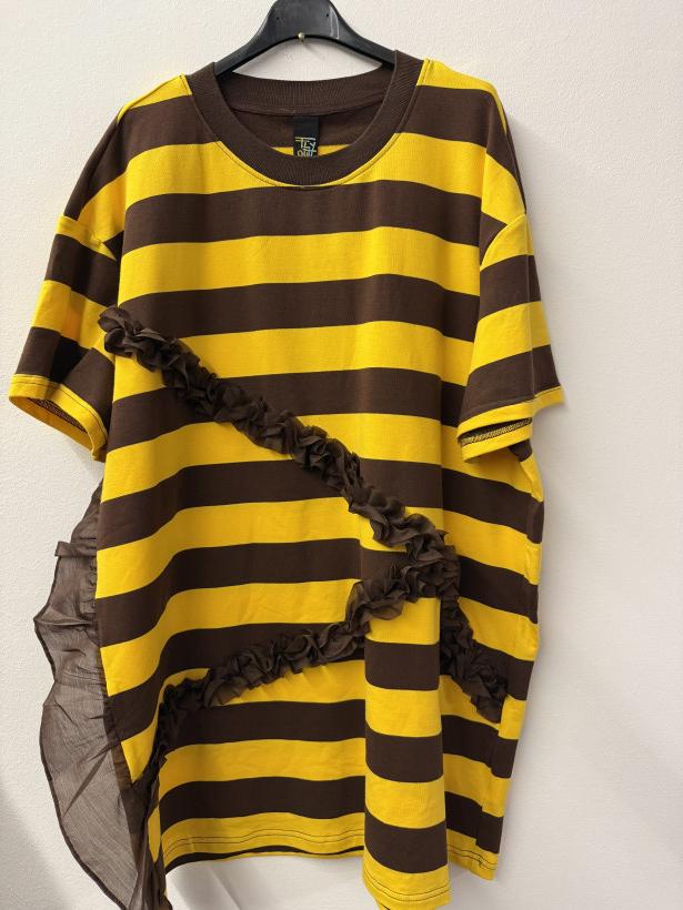 Italia nr.10 - Bluzka dwukolorowa w paski z falbanką Wł.Fly out  21127 - czekolada z żółtym 
