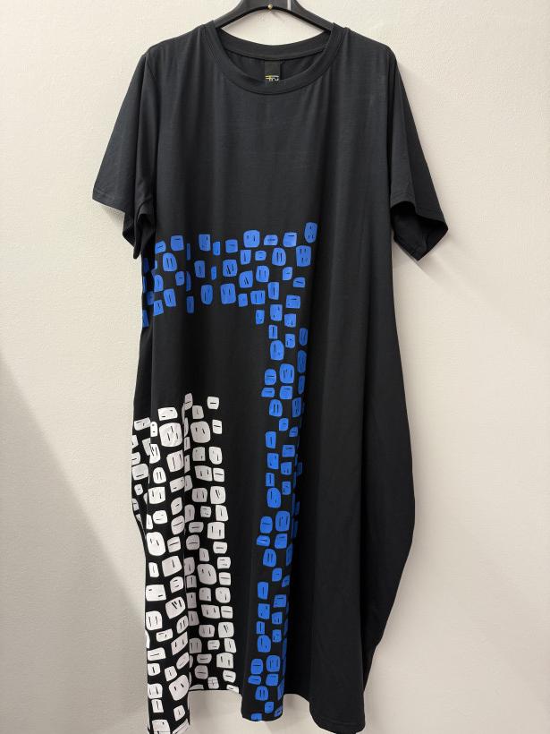 Italia nr.10 - Sukienka jednokolorowa czarna - aplikacja biało/niebieska Wł.Fly out 51020