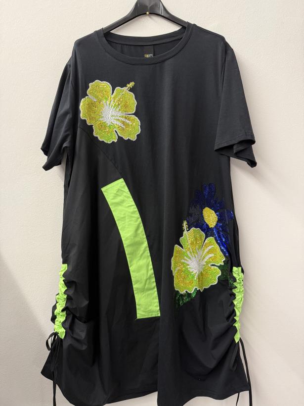 Italia nr.10 - Sukienka jednokolorowa czarna - aplikacja kwiaty Wł.Fly out 51028 - czarna z limonką