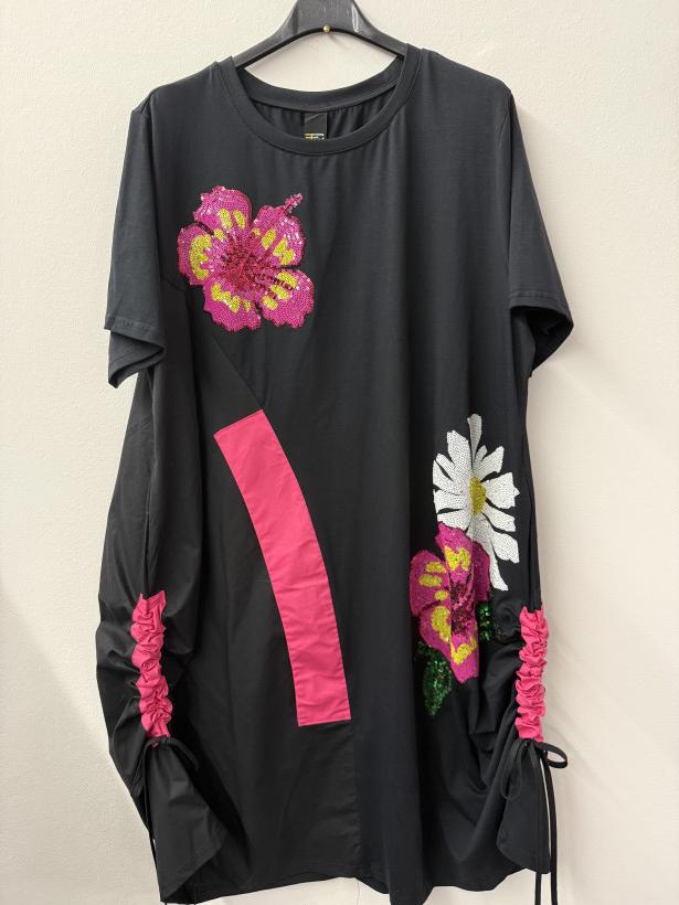 Italia nr.10 - Sukienka jednokolorowa czarna - aplikacja kwiaty Wł.Fly out 51028 - czarna z różowym