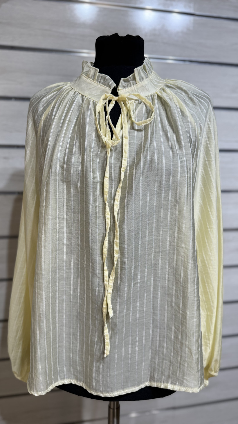 BLUSA AS RISCAS COM GOLA ALTA