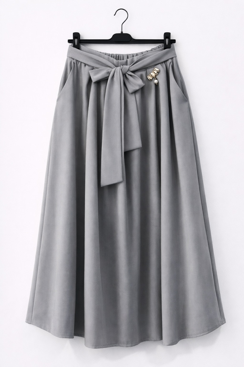 Spódnica z broszką szara