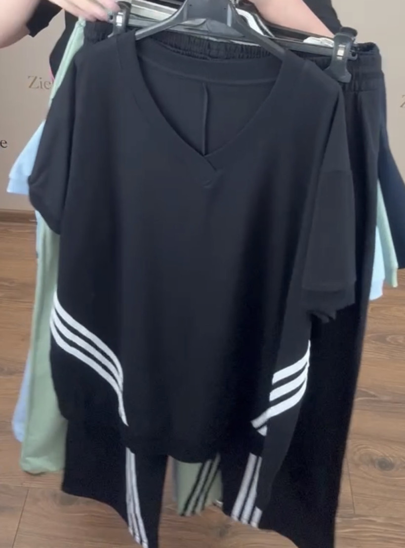 Komplet jednokolorowy bluzka + spodnie szersza nogawka , lampasy, ww - 945 - czarny z białym