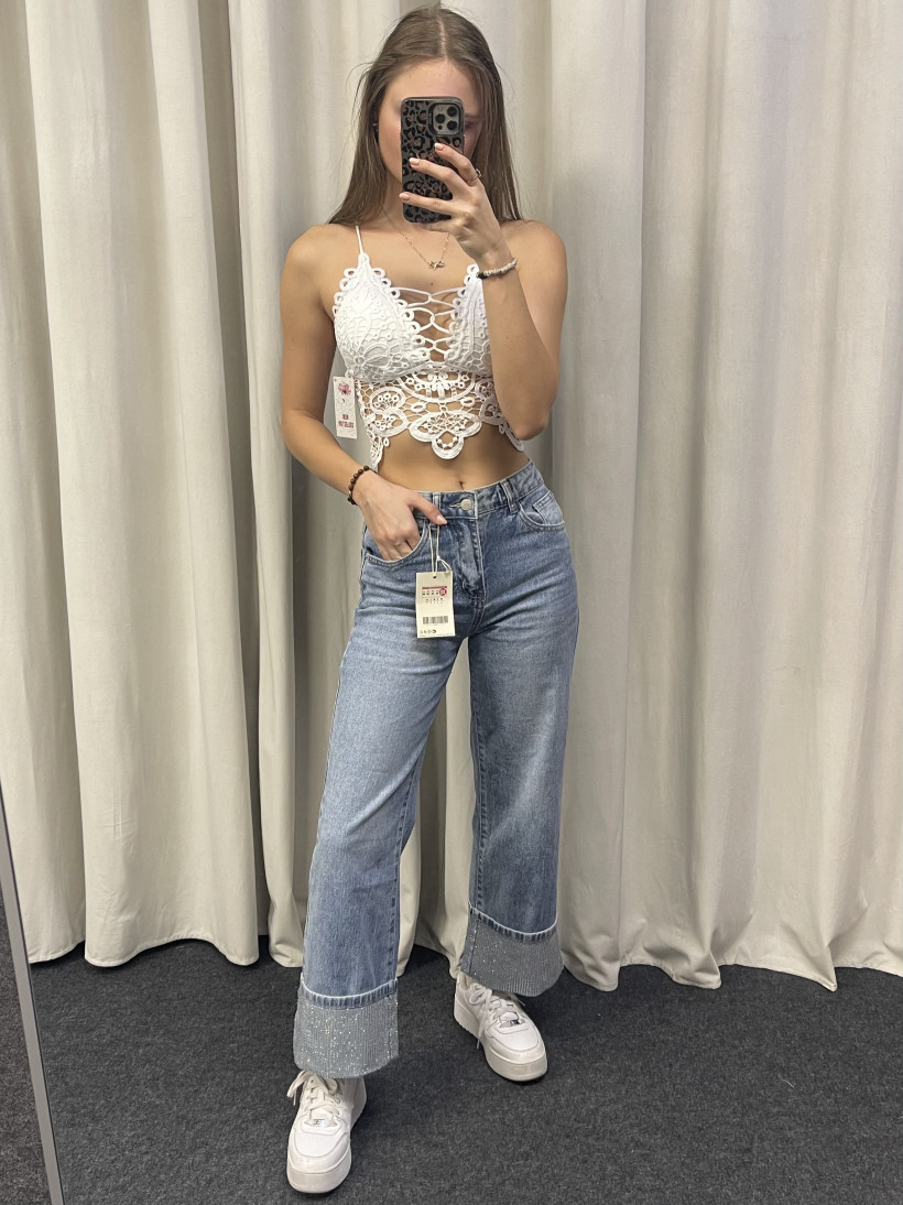 Jeansy z cekinami na nogawce