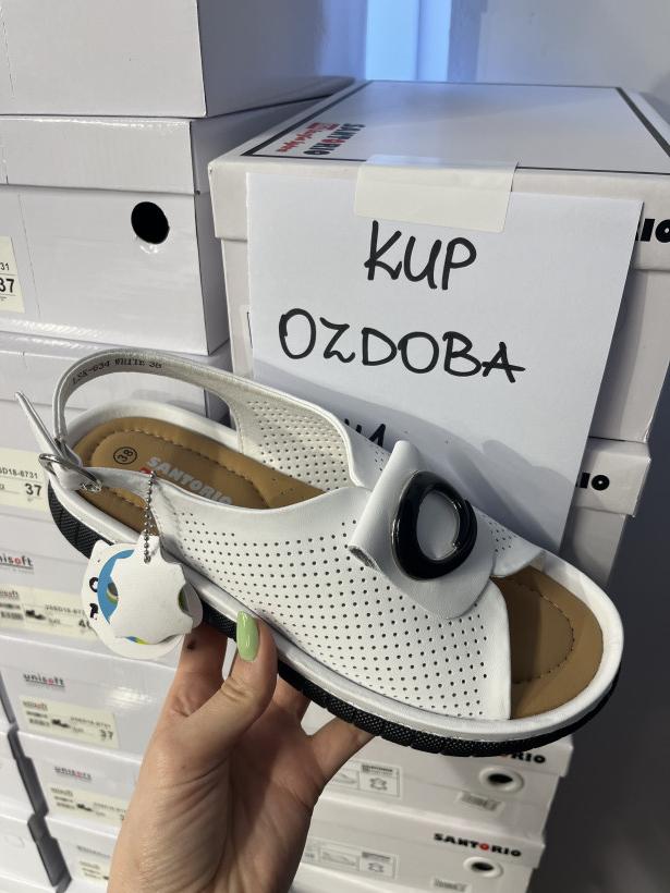 OZDOBA but santorio lsk-634 dziurkowany sandał biały na klinie z czarną podeszwą