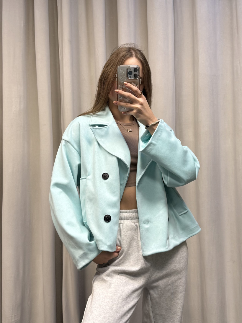 Kurtka z czarnymi guzikami 