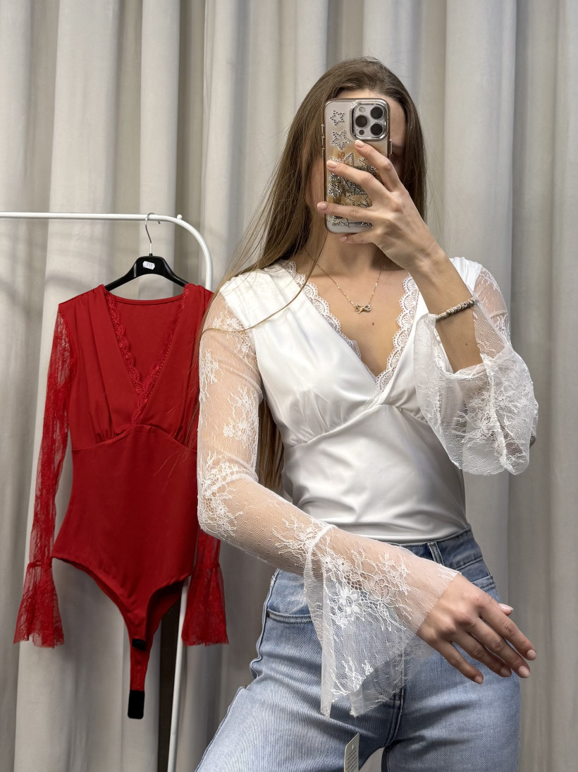 Body z koronkowym rękawem