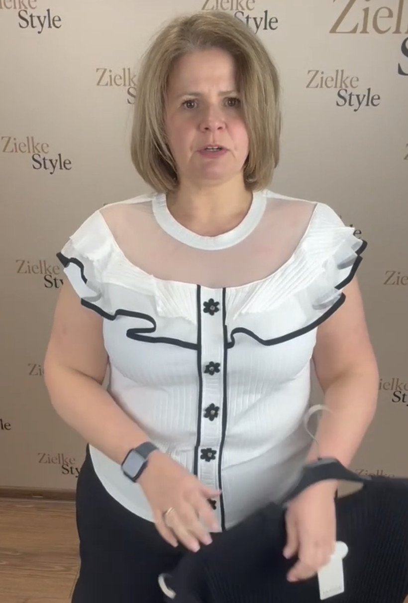 Bluzka jednokolorowa szeroki prążek, permanentny dekolt, pas z kwiatami z przodu, coca - 1962 - biała