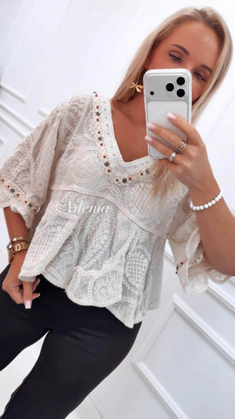Ozdobny sweterek boho SW13 ozdobne koraliki przy dekolcie