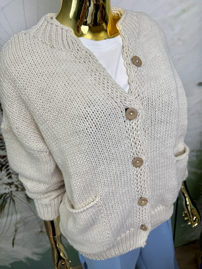 Sweterek - bomberka z drewnianymi guziczkami Minouu