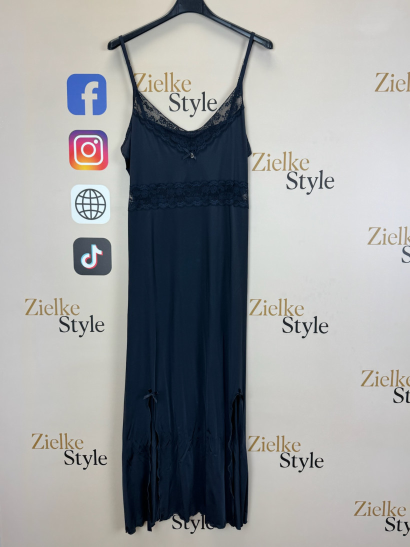 Koszula nocna na ramiączkach wykończona koronką - 5xl - 2585 - czarna