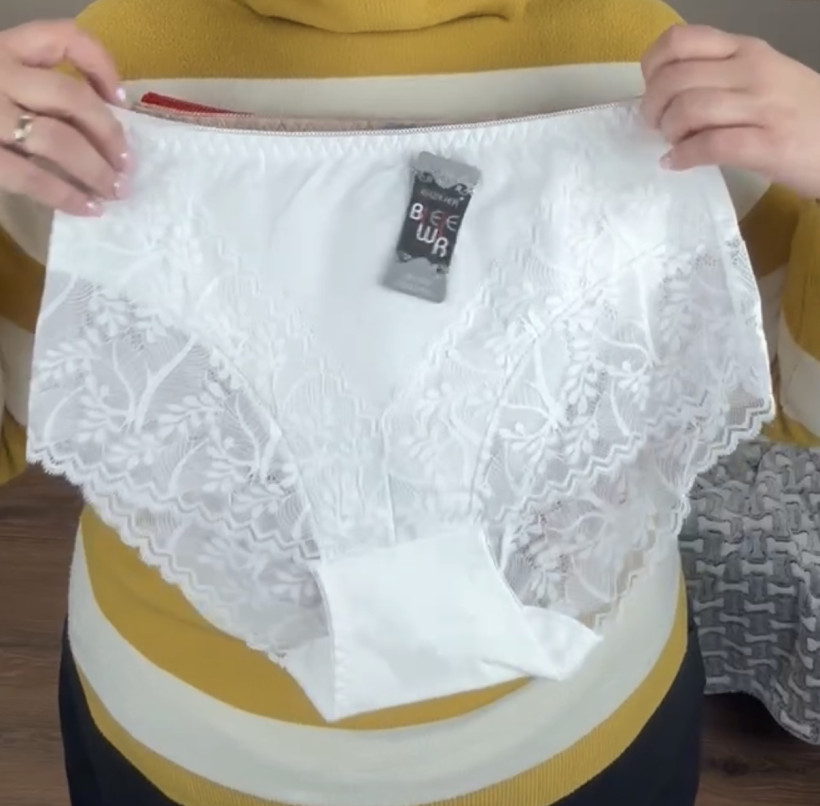 Majtki jednokolorowe z koronką - 4xl - 305 - śmietankowe