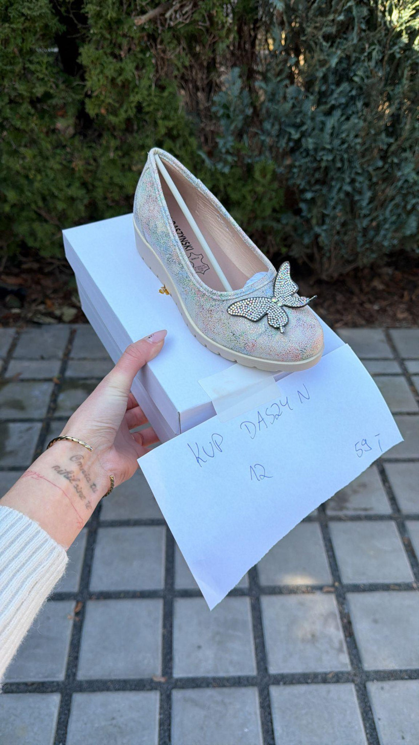 DASZYN 12-Półbut na klinie z ozdobą motylka MR1628-19 C:BEŻ KWIATY