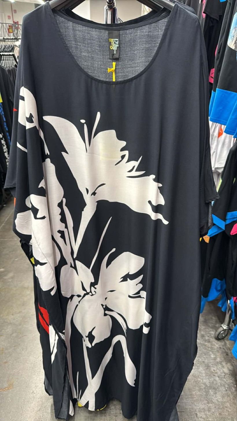 Italia nr 11 - Sukienka oversize jednokolorowa z kwiatem, fly out - 51266 - czarna z białym