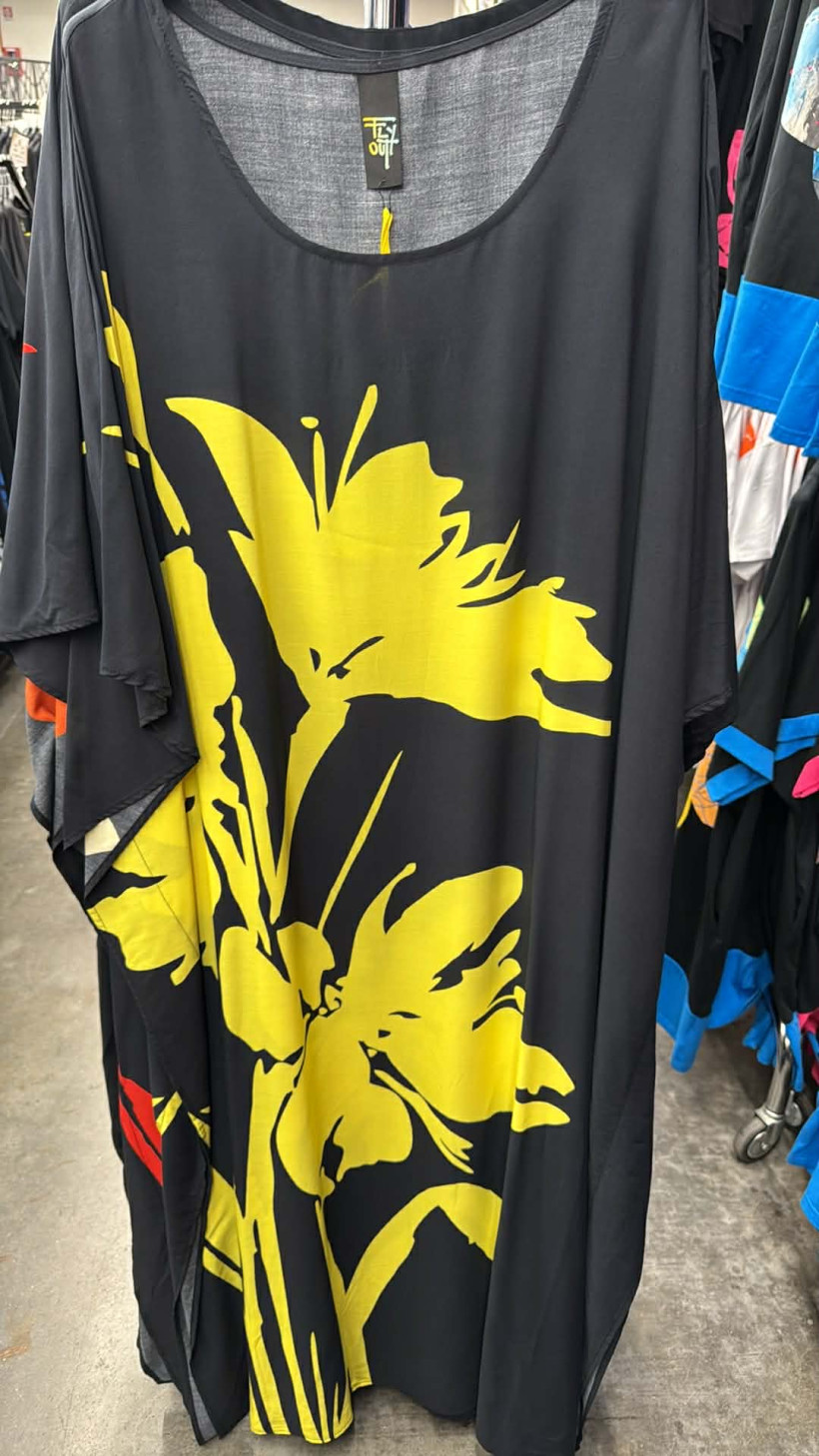 Italia nr 11 - Sukienka oversize jednokolorowa z kwiatem, fly out - 51266 - czarna z żółtym