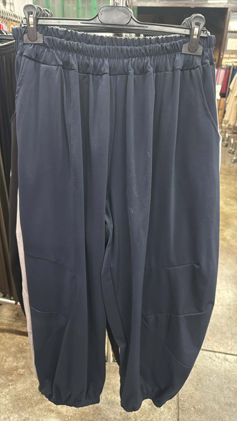 Italia nr 11 - Spodnie jednokolorowe z kieszeniami, baloony - 28556 - granat