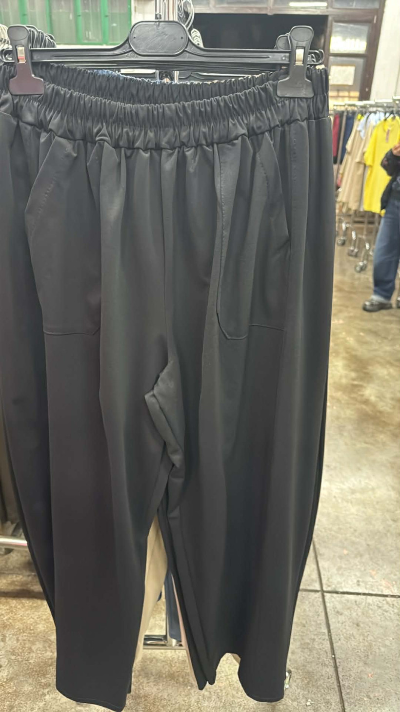 Italia nr 11 - Spodnie jednokolorowe z kieszeniami, szersza nogawka - 28590 - czarne