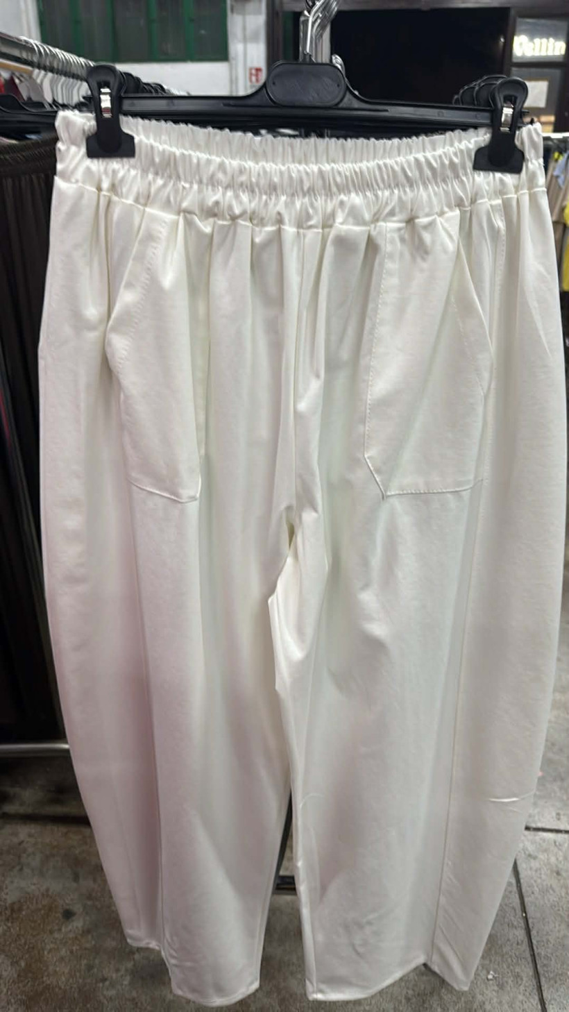 Italia nr 11 - Spodnie jednokolorowe z kieszeniami, szersza nogawka - 28590 - śmietankowe