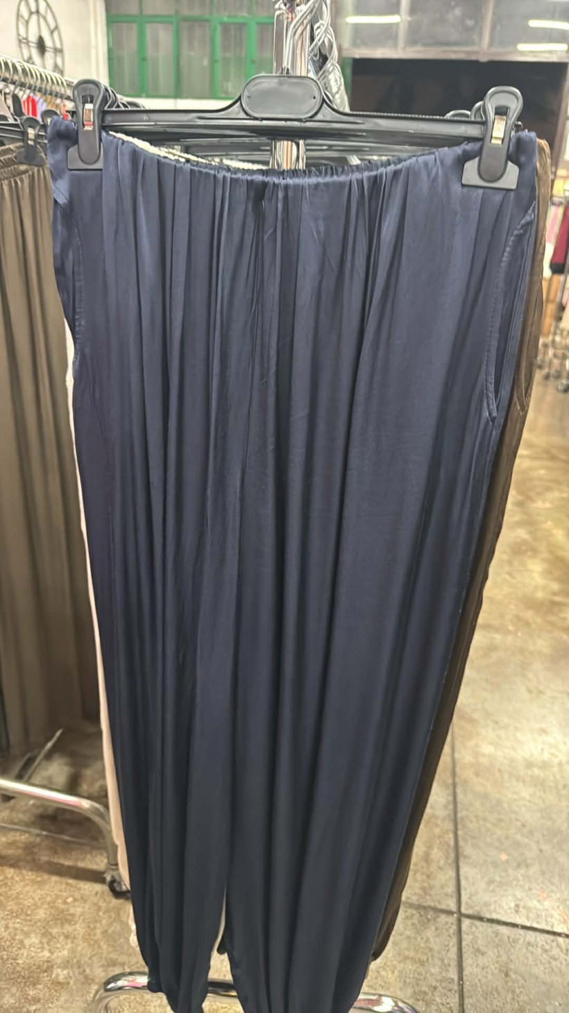 Italia nr 11 - Spodnie jednokolorowe eleganckie z kieszeniami, guma u spodu - 28661 - granat