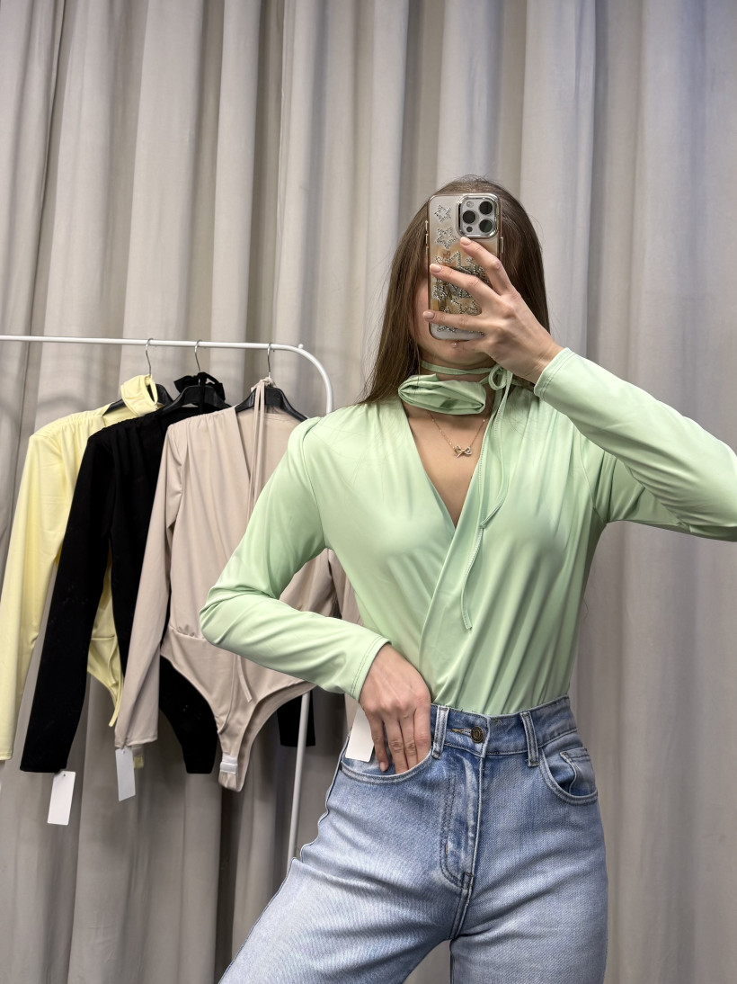 Body z różą na sznurku 