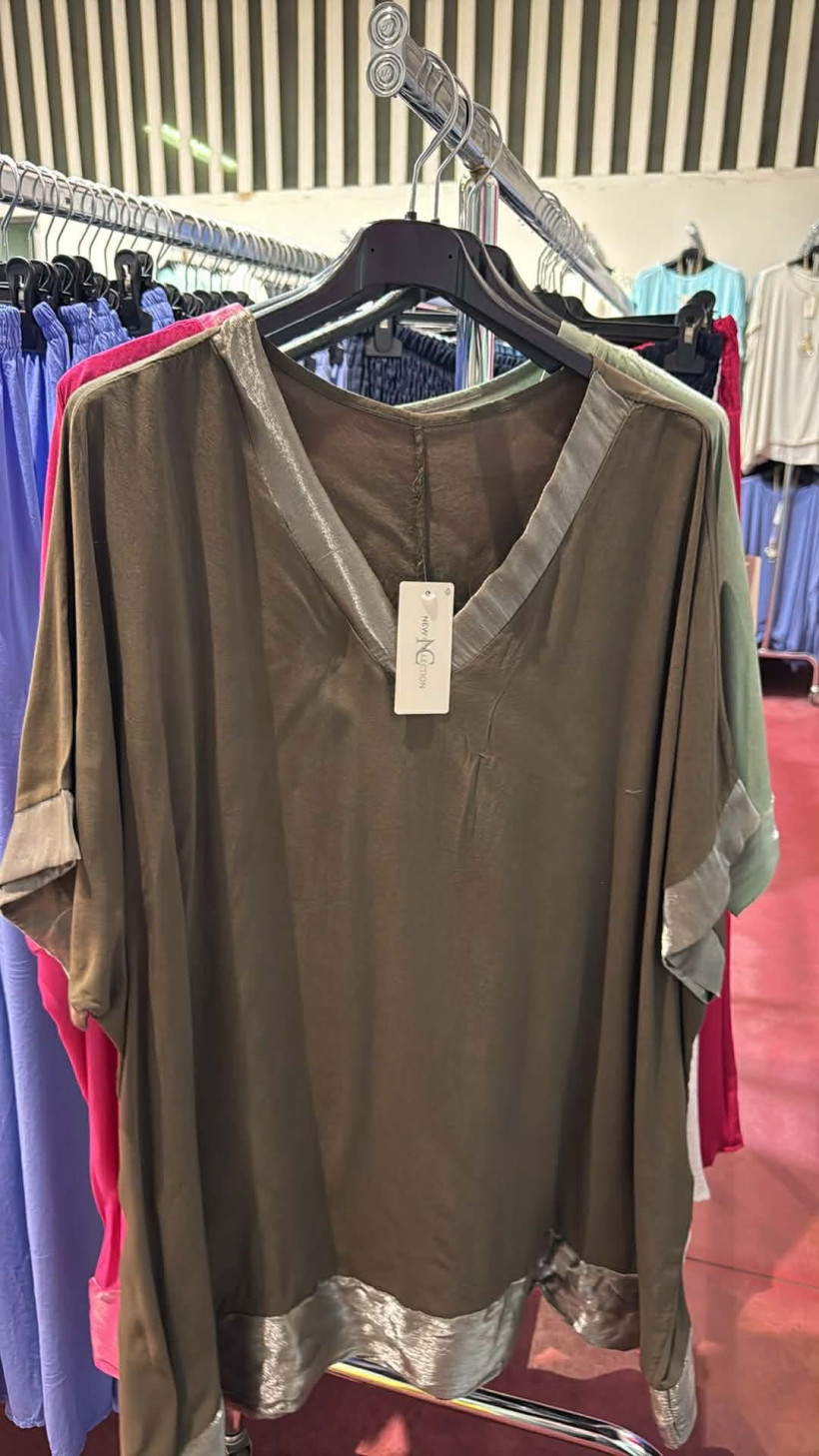 Italia nr.11 - Tunika jednokolorowa w serek - atłasowe wykończenia - 21411 - czekoladowy