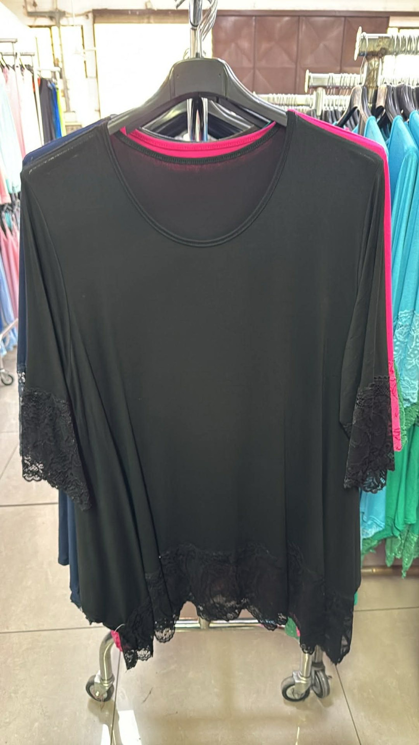 Italia nr.11 - Tunika jednokolorowa z koronką - 15556 - czarna