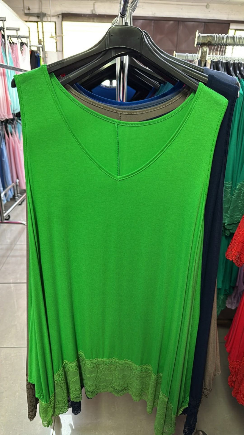 Italia nr.11 - Tunika jednokolorowa na ramiączkach z koronką - 2146 - zielona