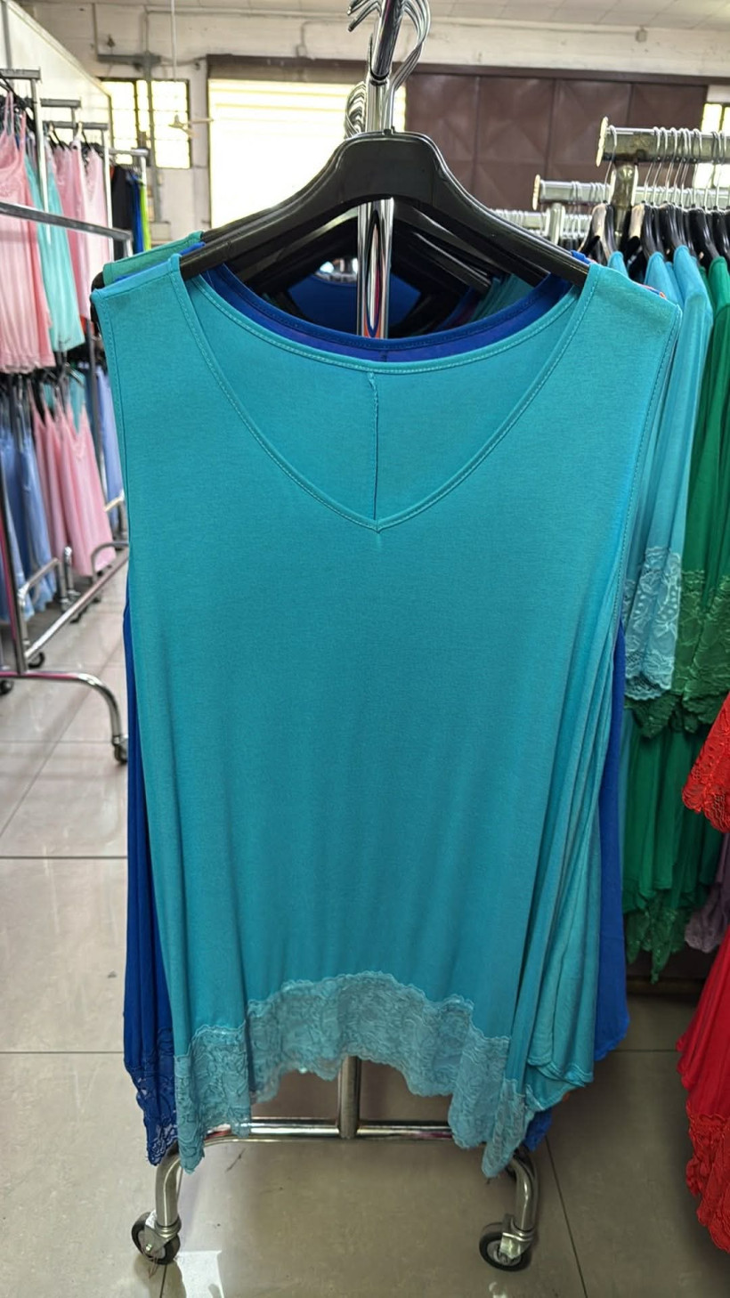 Italia nr.11 - Tunika jednokolorowa na ramiączkach z koronką - 2146 - niebieska