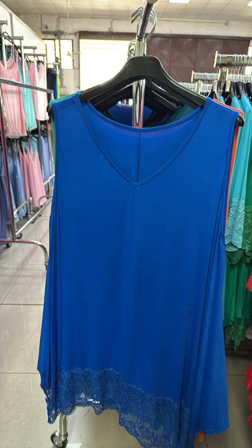 Italia nr.11 - Tunika jednokolorowa na ramiączkach z koronką - 2146 - chaber