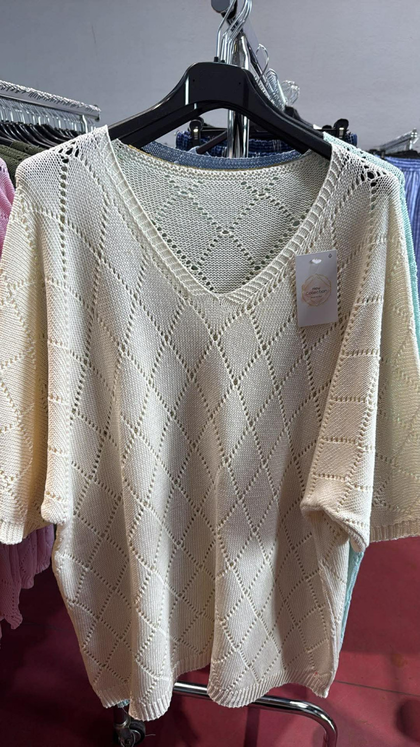 Italia nr.11 - Sweter jednokolorowy, niciak wzór romby - 3857 - beż