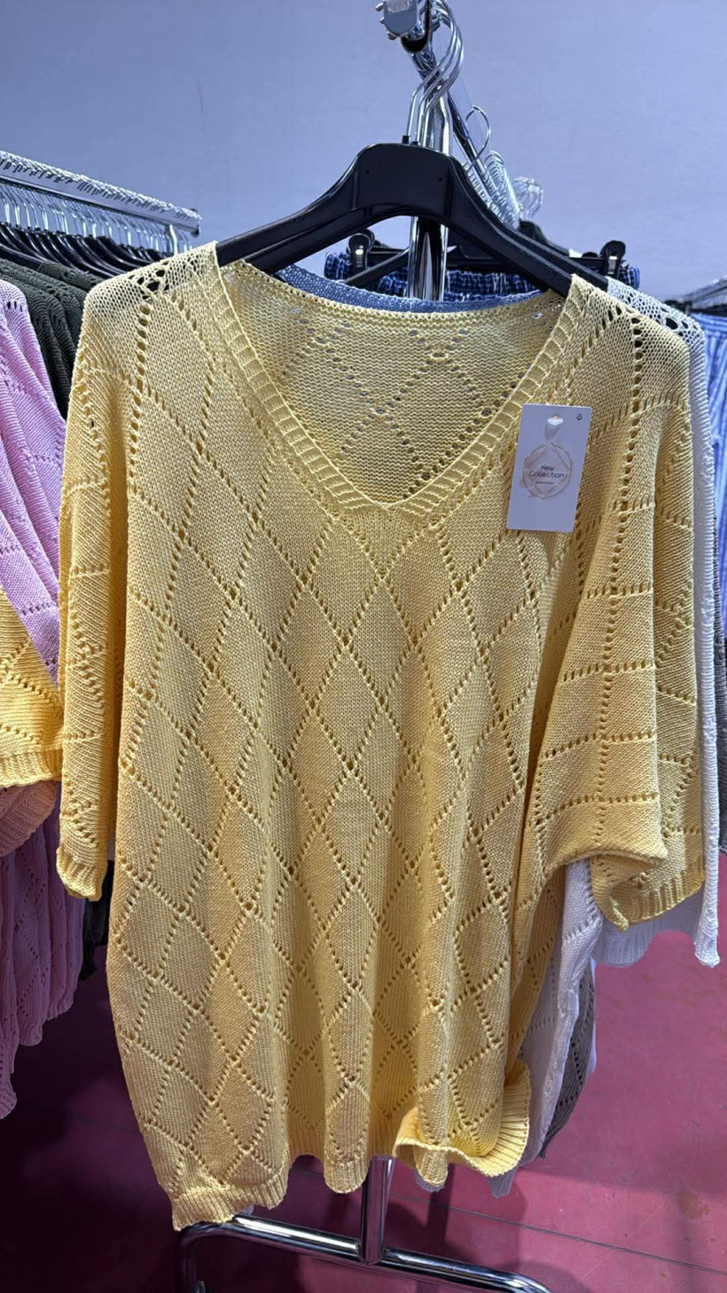 Italia nr.11 - Sweter jednokolorowy, niciak wzór romby - 3857 - żółty