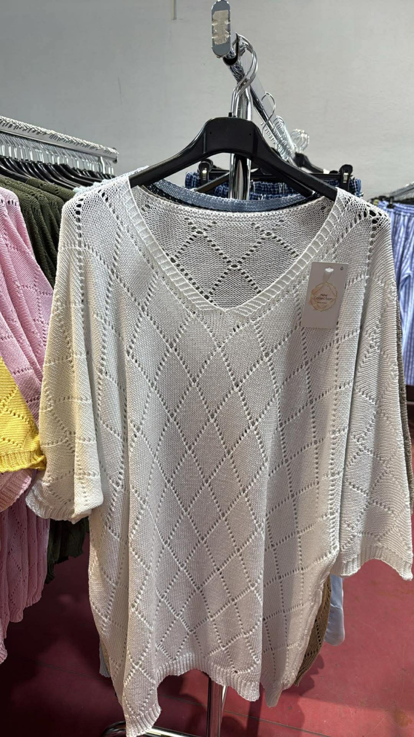 Italia nr.11 - Sweter jednokolorowy, niciak wzór romby - 3857 - biały