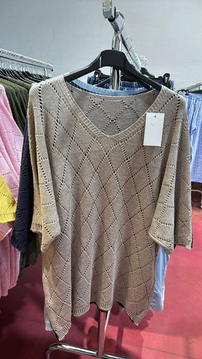 Italia nr.11 - Sweter jednokolorowy, niciak wzór romby - 3857 - fango