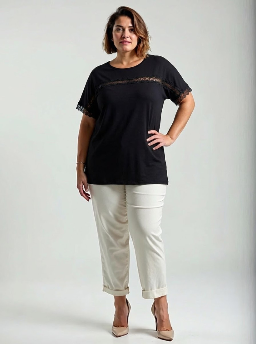 Elegancka bluzka plus size z koronką w dekolcie i na rękawie