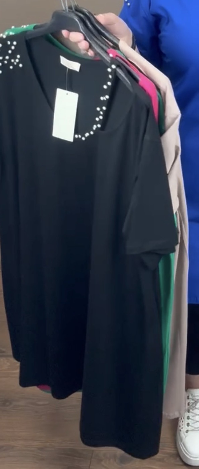 Sukienka/Tunika w serek jednokolorowa, perełki przy dekoldzie i na ramieniu, ww - 3283 - czarna