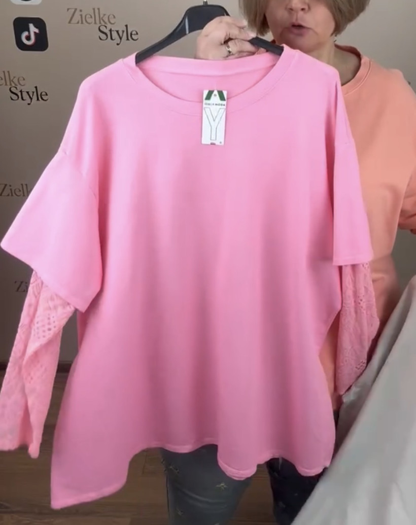 Italia nr 11 - Bluza jednokolorowa z koronkowymi rękawami - 24547 - różowa