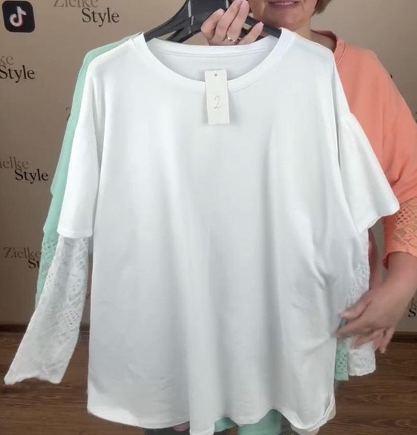 Italia nr 11 - Bluza jednokolorowa z koronkowymi rękawami - 24547 - biała