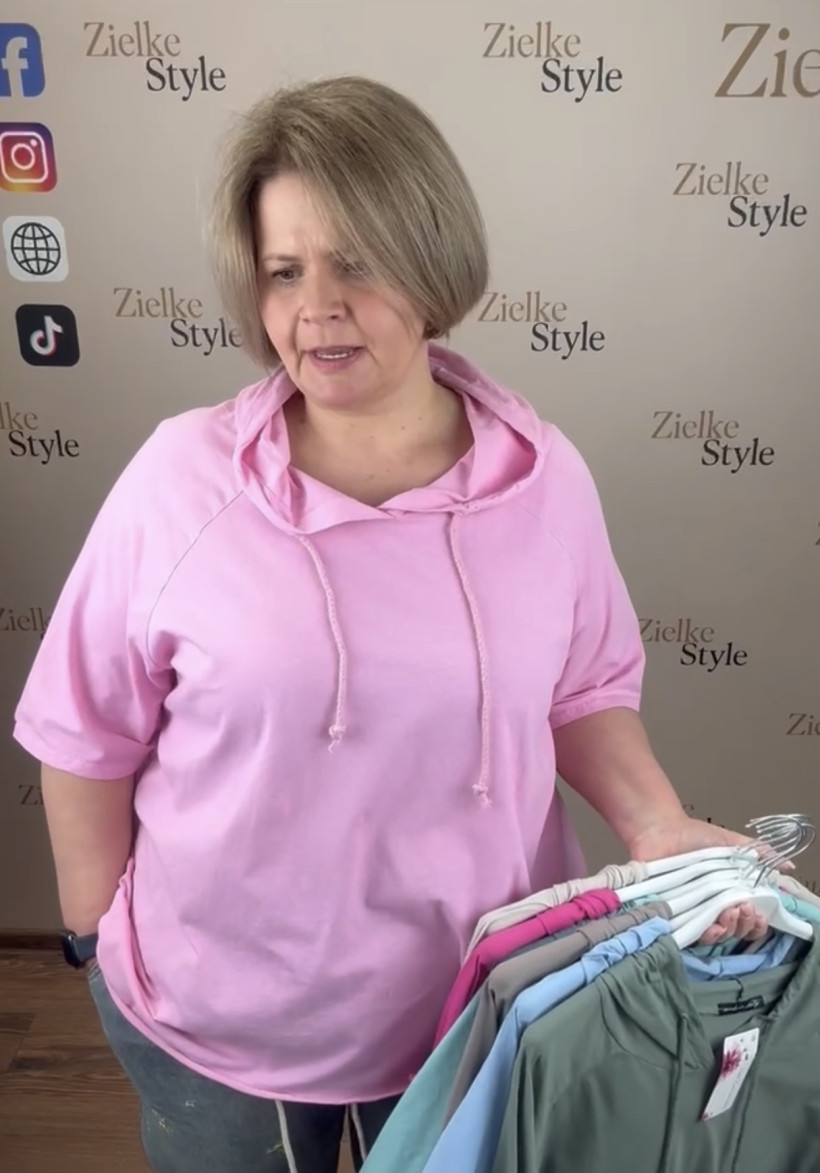 Italia nr 11 - Bluzka jednokolorowa z kapucą - 21059 - cukierkowy róż