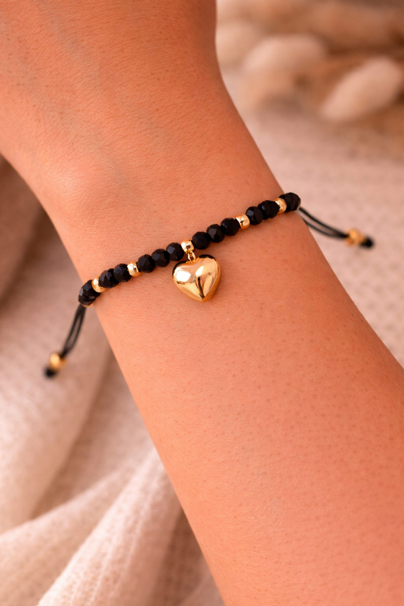 Bransoletka P630 czarne koraliki ze złotym serduszkiem