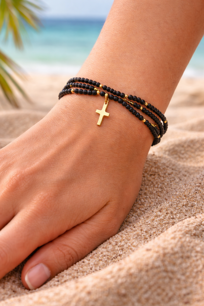 Bransoletka P633 czarne kamyczki z krzyżem