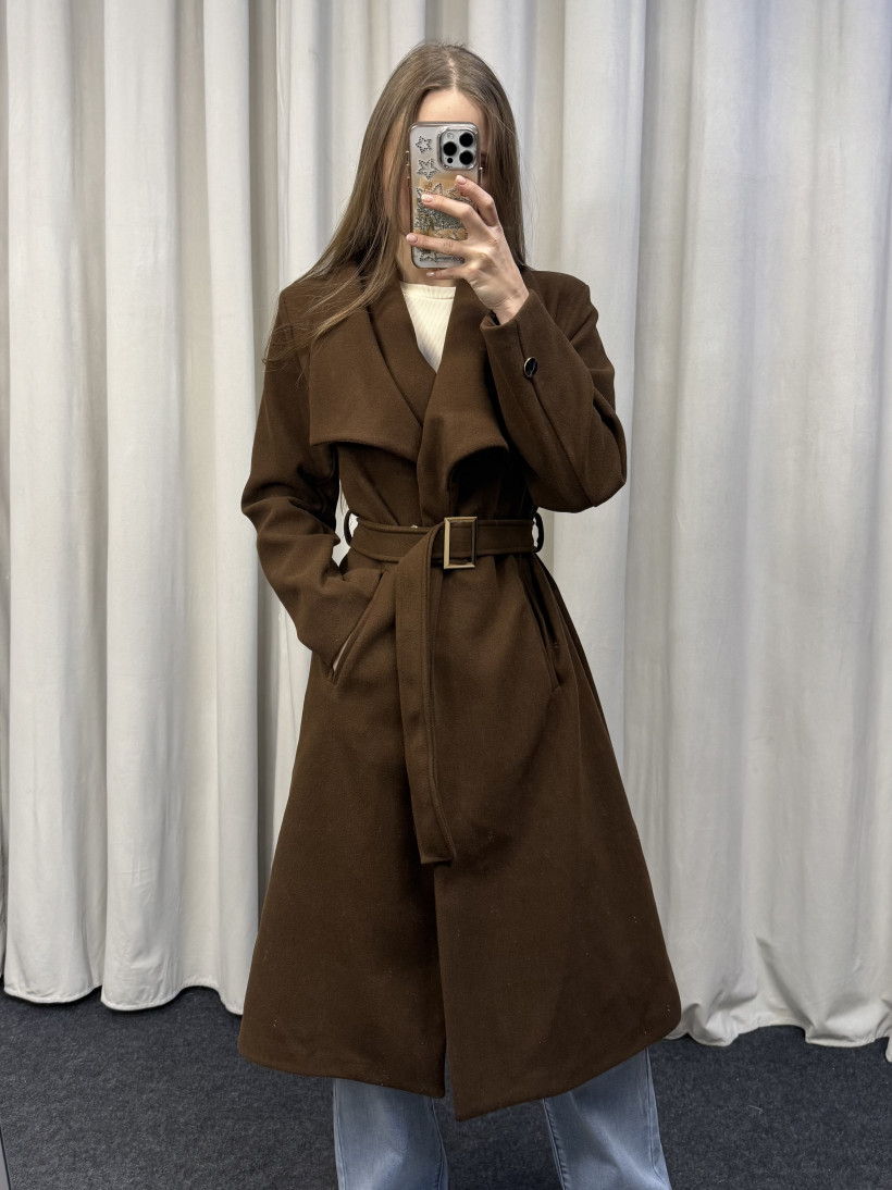 Płaszcz czekoladowy  ze złotą klamrą 