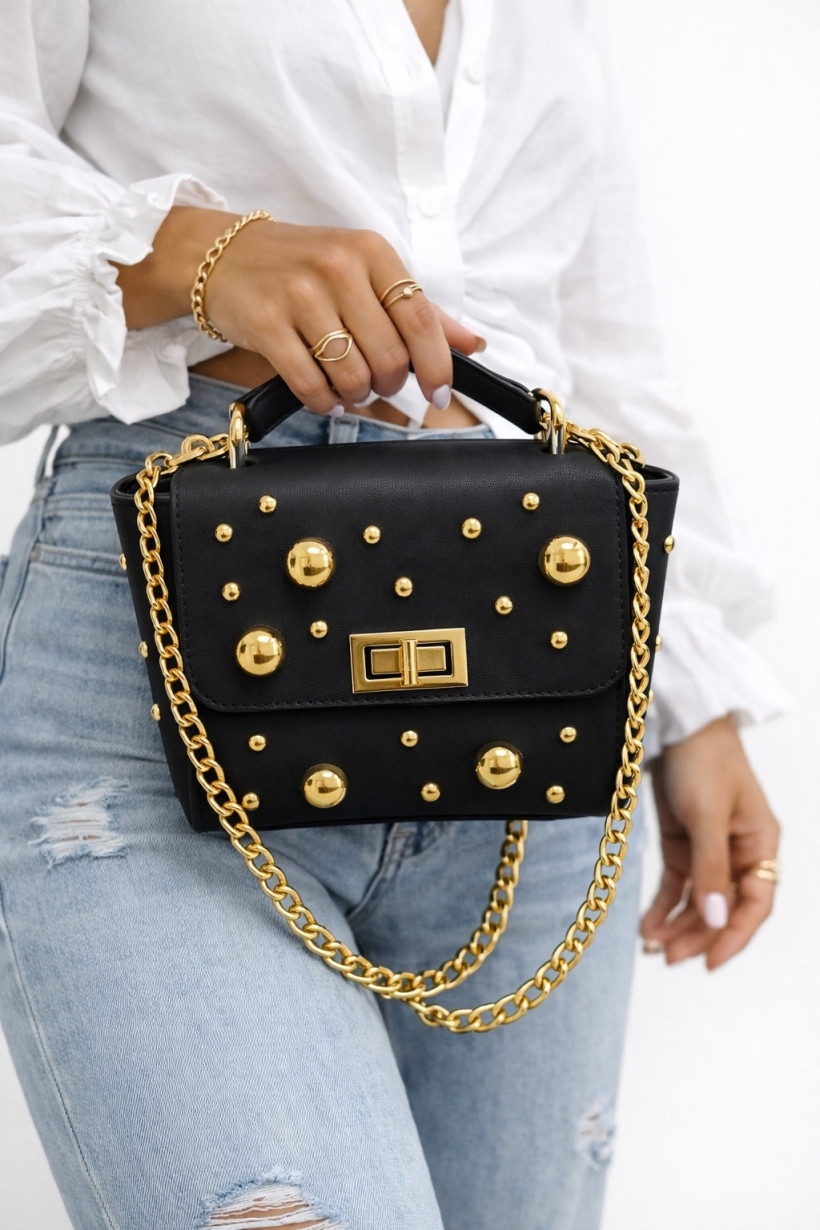 Czarna mała torebka na ramię ozdobiona ćwiekami