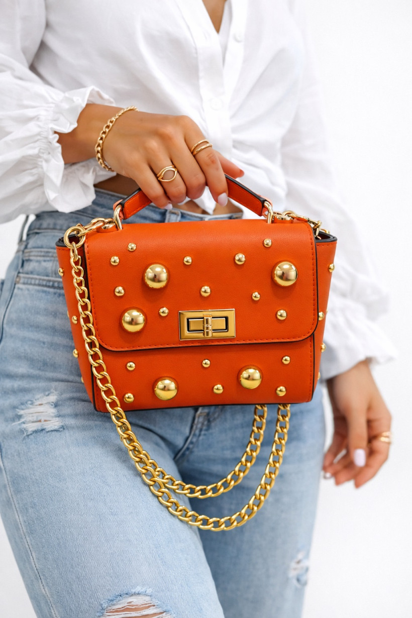 Pomarańczowa mała torebka na ramię ozdobiona ćwiekami