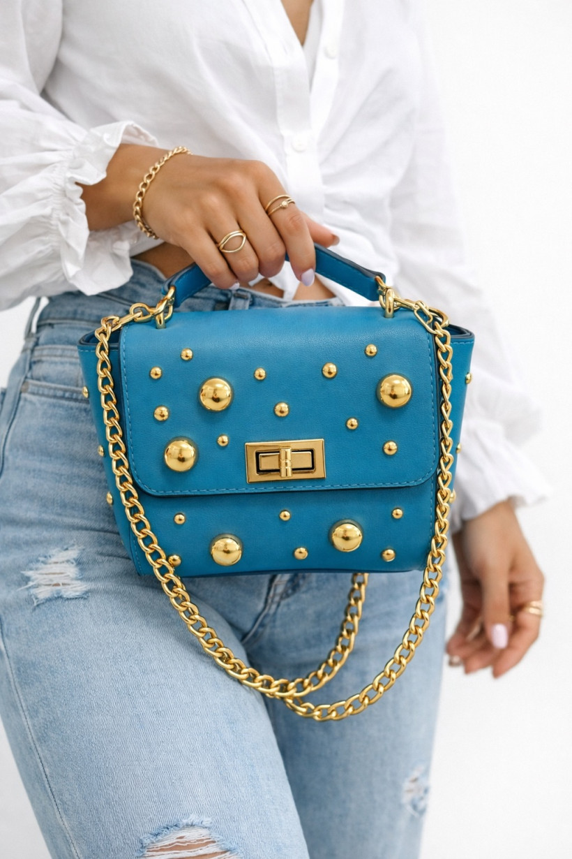 Niebieska mała torebka na ramię ozdobiona ćwiekami